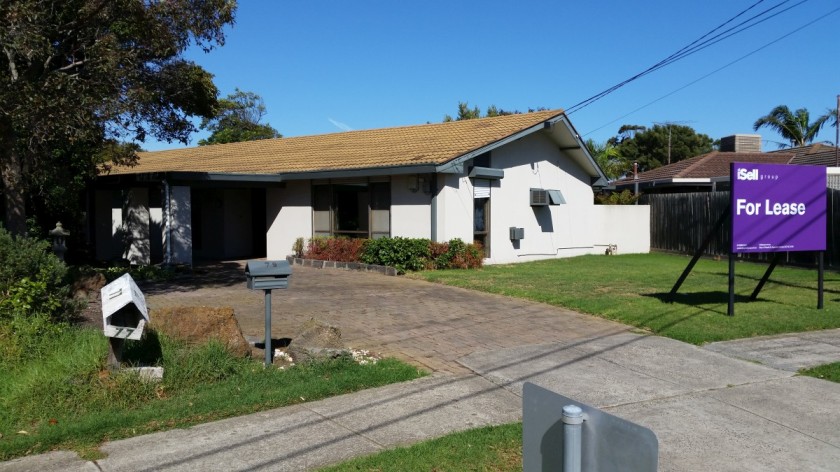 Located at Larnook Crescent, Aspendale, this three bedroom family home with a garage and a big yard is the first property I visit in Australia.